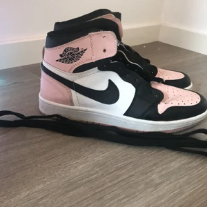 Jordan skor storlek 39  - Säljer ett par Jordan 1 skor storlek 39 