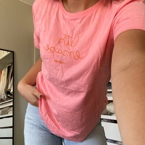 Rosa t-shirt - Superfin rosa t-shirt från ICHI i storlek M