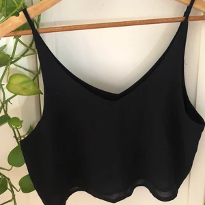 Kort svart linne - Kort, luftigt svart linne från BikBok. Varsamt använt. strl S