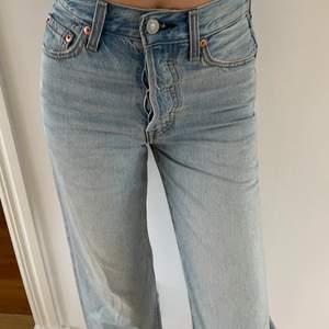 Levis jeans i W23 L27 Använda ett fåtal gånger, jättebra skick!  Passar dig som är lite kortare eller vill ha ankellånga jeans💕💕 Köparen står för frakten