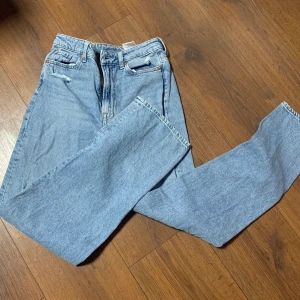 Jeans  - Blåa jeans från hm, loose straight.
