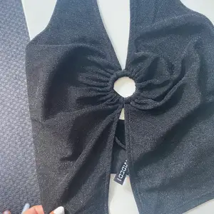 Snyggt svart glittrigt linne från h&m. Aldrig använt!
