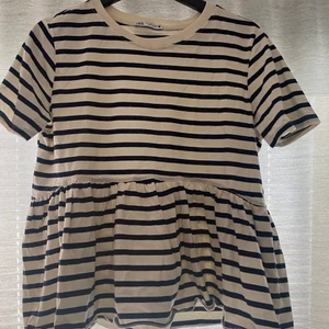 randig volang topp - säljer denna randiga vilangtoppen från zara. använd runt 3 gånger, inte riktigt min stil. vill bli av med den. hör av dig om du har frågor eller vill ha fler bilder. köparen står för frakten💕