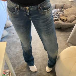 Skit snygga jeans från lbt som är lågmidjade. Dom sitter jätte bra på mig som är 170. Säljer pågrund av att dom inye kommer till användning så mycket☺️