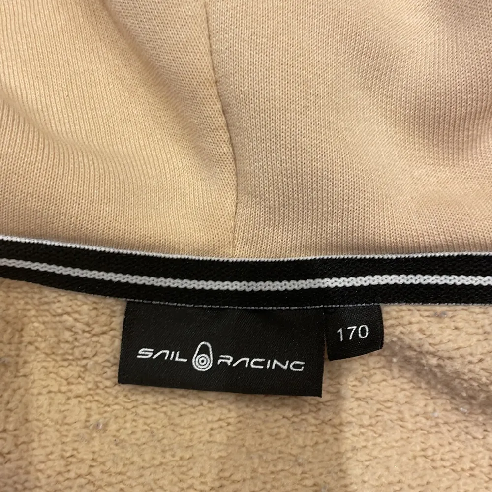 En oanvänd sail racing zip hoodie st 170 orginal pris 1000 kr ingen skada på plagget eller smuts . Hoodies.