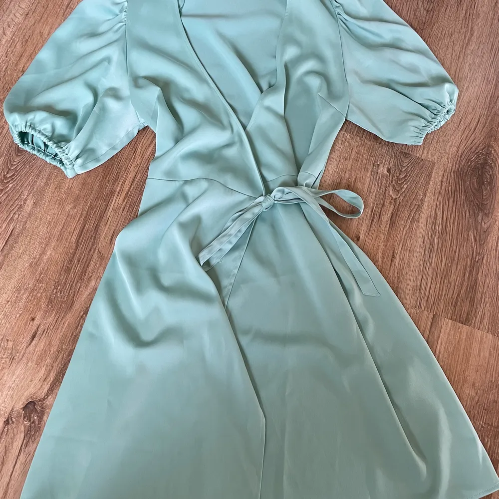 Säljer denna klänning från BikBok då den aldrig kommer till användning. Inga defekter. Är i storlek S och är i en mer mint grön färg. Säljer för 50kr men köparen får själv stå för frakten.🥰 Tar endast Swish!🫶🏼. Klänningar.