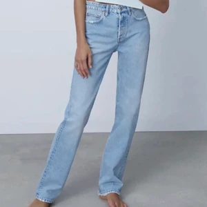 mid rise straight leg  - Jeans från zara i fint skick😊 