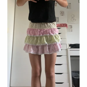Färgglad kjol - Säljer denna urfina pastellkjolen med massa fina detaljer på sig.😃 Passar mig bra som har small men den är lite liten så skulle säga 2xs-s i storlek💗 Inga defekter vad jag kan se och inte används mycket alls, hör av er vid frågor☺️ 