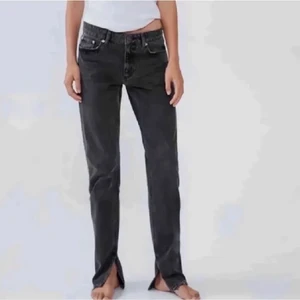 De gråa slits jeansen från zara! - Säljer dehär skitsnygga jeansen med sluta från zara som är så fina och populära💓