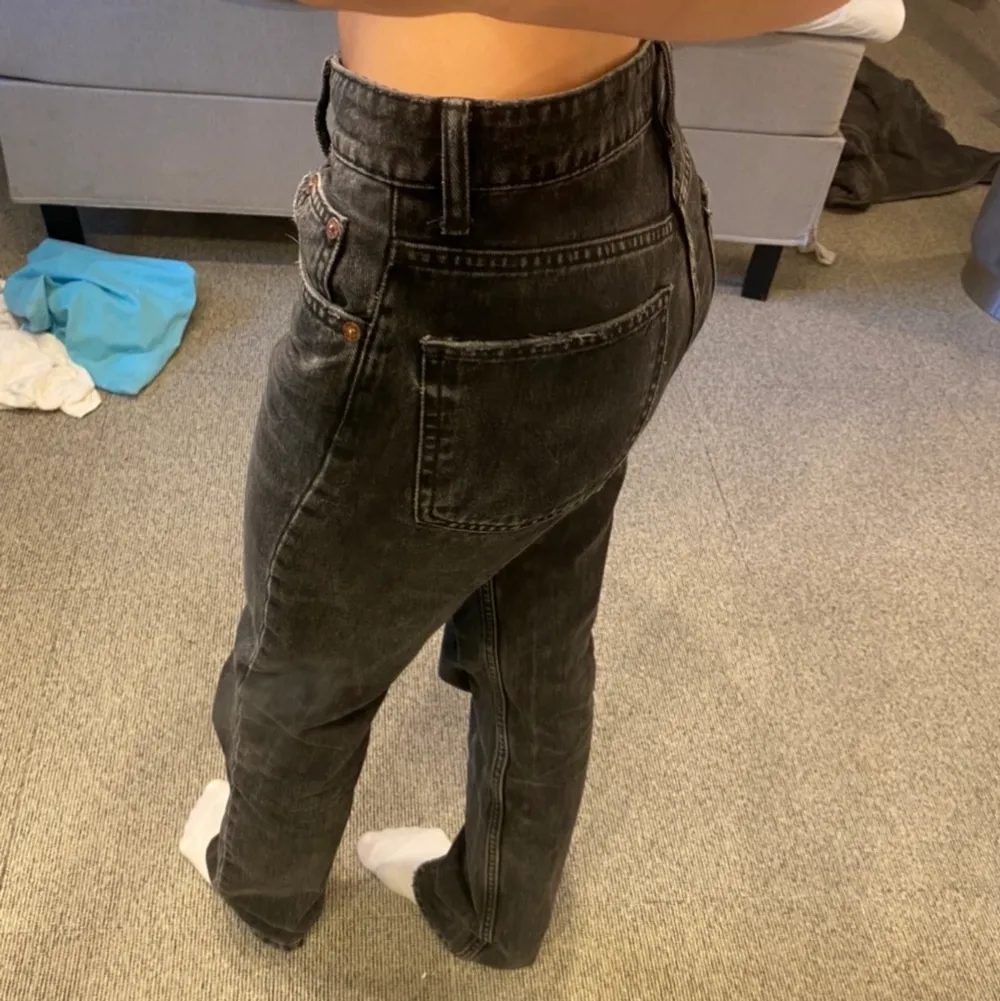 Säljer min fina jeans från Zara för att dom inte kommer till användning för mig längre. Dom är mid waist och är i storlek 32, hör av er för fler bilder eller frågor, köpare står för frakt💗. Jeans & Byxor.