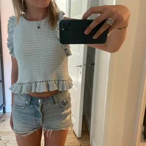 Stickad ljusblå crop top zara - Säljer denna superfina stickade ljusblåa, lite croppade toppen från zara! Var verkligen en av mina favorittoppar men används tyvärr inte lika mycket längre. Den är i superfint skick så typ som ny💕