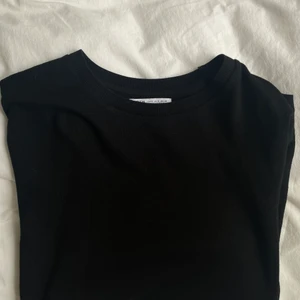 Stickad t-shirt - Stickad t-shirt från Zara. Storlek S. Aldrig använd!