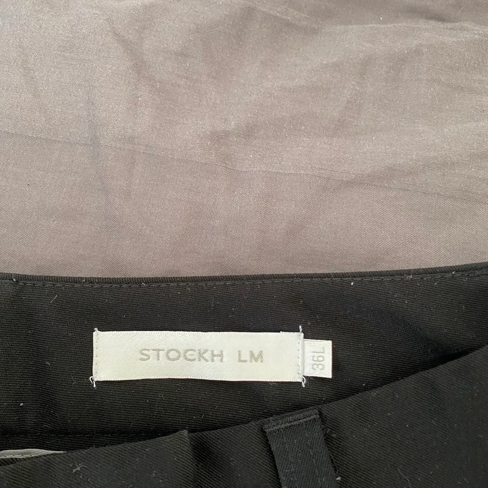 Lågmidjade kostymbyxor från STOCKH LM i storlek 36. Jättefin kvalite! Nypris: 800kr . Jeans & Byxor.