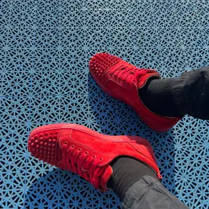Christian Louboutin sneakers mocka röda💥 Varsamt använda. Tyvärr fattas lådan. Billigare vid snabb affär💥 Kan fraktas mot fraktkostnad