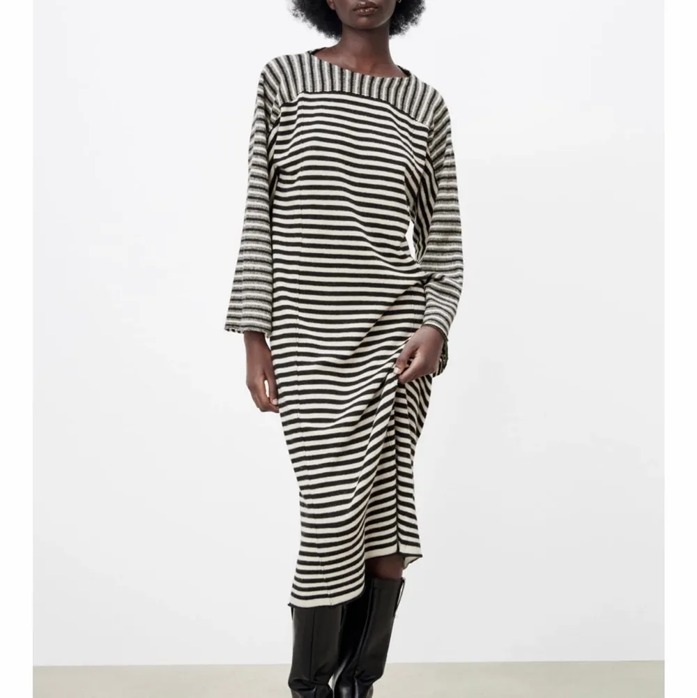 Söker denna klänning i stl M, L eller XL. Skriv gärna om du säljer ☺️. Klänningar.
