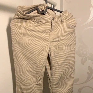 Low waisted jeans🍓✨ - I’m selling these low wasted jeans for 200 /20 USD😊