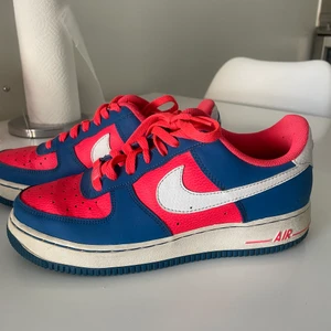 Nike Air Force1 - Unika Air Force 1 i neonrosa och blå. Inköpta i USA för något år sedan, var då limited edition och kostade ca 1500kr. Knappt använda