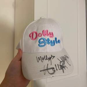 Säljer denna vita Dolly Style kepsen med deras äkta autografer på 