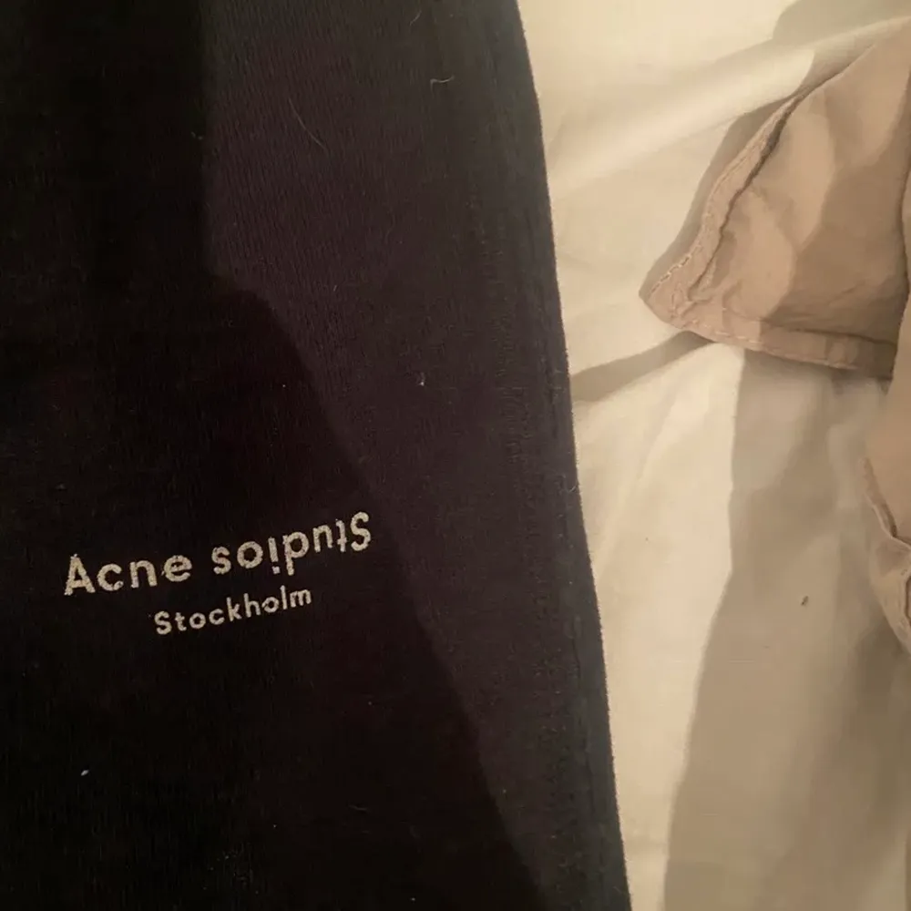 Svartgråa mjukisbyxor från acne. Storlek S men ganska små i storlek. Passar mig som har S men är i minsta laget. Sparsamt använda. Köpta på acne archive. Nypris 1799kr. Bud från 700kr. Jeans & Byxor.