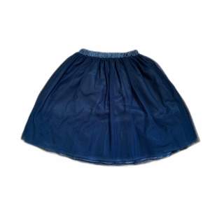 En långkjol från Åhléns  i storlek 122-128 men går även att använda som en kortare kjol så kan bli en storlek xxs❤️ mycket använt men inga defekter över huvudtaget😊