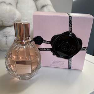 Flowerbomb parfym av Viktor & Rolf i 50 ml. Bara använt några gånger. Köparen står för frakten 💕