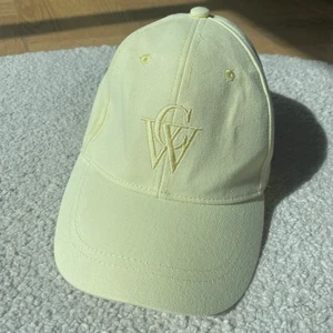 Carin Wester keps  - Säljer denna keps från Carin Wester. Använd en gång så i nytt skick 