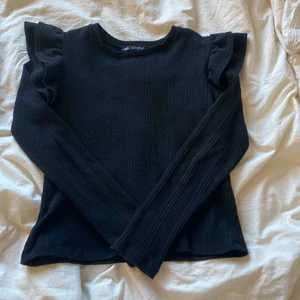 Tröja  - Volang tröja från zara. Har använts en del men hittar inga fel. Köptes i vintras. Storlek M men är liten i storleken så skulle säga att den passar S/XS