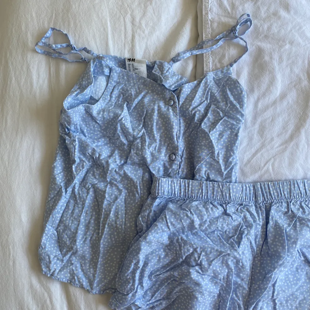 Urgullig blåvit-prickig pyjamas från HM i strl XS. Använd fåtal gånger💕💕 Nypris 299kr. . Övrigt.