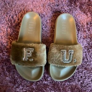 Fenty x Puma slides  - Säljer mina slides från Puma x Fenty av Rihanna. Köptes för 999kr Inga synliga defekter 