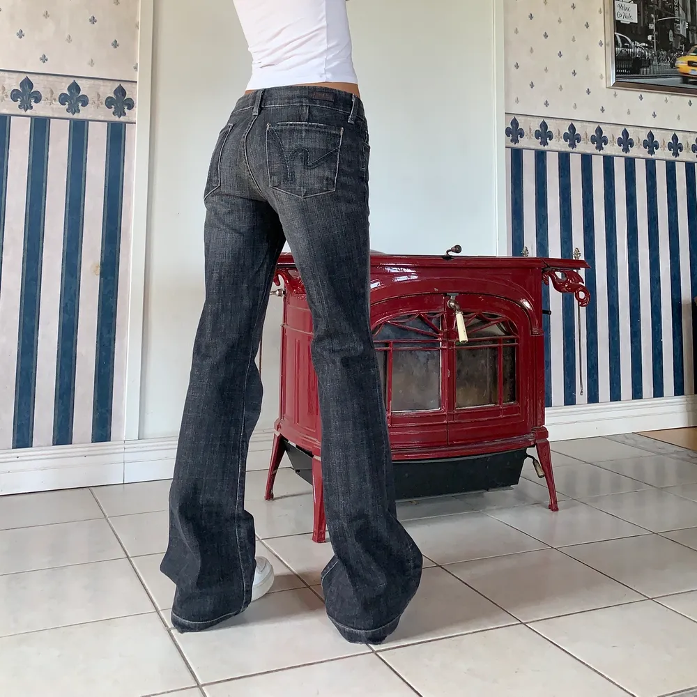 KONTAKTA FÖR DIREKTKÖP❤️Låga vintage jeans, flare/bootcut.💞 midja 82, Innerben 84cm. Jättebra skick!. Jeans & Byxor.