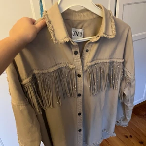 Zara jacka  - Fin höst/vår jacka från Zara i superbra skick!!❤️‍🔥 köpt för 599kr och finns inte längre i butik