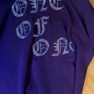 One of One hoodie - 7/10 cond använd men ändå i bra skick Säljer pågrund av för liten men sitter perfekt om du är runt 180. Köpare står för frakt 