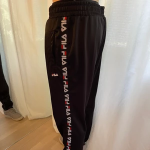 Fila Joggers - Joggers från Fila. Storlek L. Pris kan diskuteras vid snabb affär. Frakt tillkommer. 