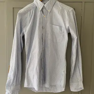 Hej, säljer nu min oanvända boomerang skjorta. Det är en vit och ljusblå randig skjorta som är i perfekt skick. Storlek xs (manstorlek)