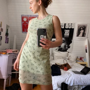 Grön 90-galaklänning  - Så fin klänning i minimalistisk 90-talsskurning.  Jättefin över byxor också!