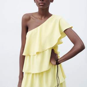 Säljer en utav Zaras absolut snyggaste klänningar! Den har används en gång så är i princip i nyskick!🥰🥰