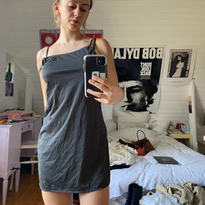 Grön klänning! - Mossgrön klänning, lite genomskinlig men går att ha utan ngt under. Beroende på hur det stylas skiftar den i grått eller grönt!