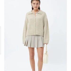 Stickad tröja  - Stickad tröja från weekday, knappt använd! Säljs pga inte riktigt min stil. Köpt för 500 kr 🥰 tröjan är beige/naturfärgad. Skickar eller möts upp i Stockholm 