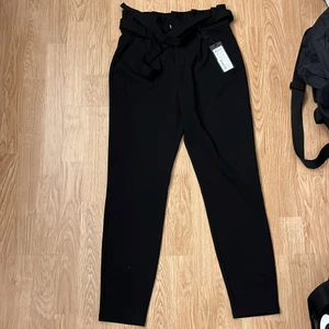 Kostymbyxor - Kostymbyxor från Vero Moda. Strl XS. De är aldrig använda och prislappen sitter kvar. Inköpta för 369kr och säljer dom för 250kr