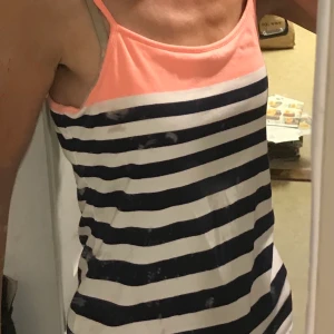 Linne från GAP stl M  - Linne från GAP, stl M  Stretchigt och skönt, med extra förstärkning vid brösten.  Marinblå ränder 