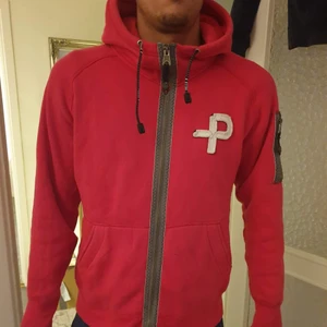 Palle P Hoddie  - Palle P Hoddie ! stl L men passar även M.  (Jag tycker den är M)  Passar båda könen.
