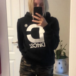 Dirtcult hoodie - Mjuk skön hoodie, passar både tjej och kille  Bra skick!