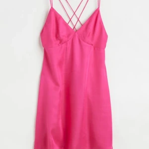 Hm klänning - Söt klänning i satinmaterial från hm. Aldrig använd men behöver dock strykas. Pris: 50kr + frakt 66kr 🥰🥰