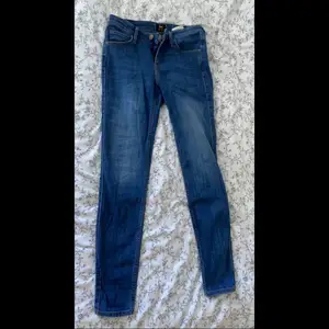 Skinny jeans blå från Lee. Knappt använt de och de ser ut som nya och är i bra skick. De är i storleken W27 L33.