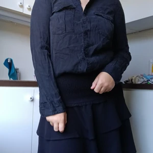 Svart skjorta - Fin svart skjorta jätteskönt material. Aldrig använd. Från gina tricot.