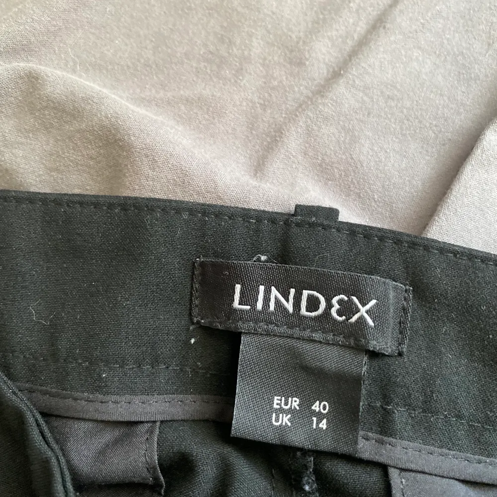 Skitsnygga lågmidjade kostymbyxor från lindex som tyvärr är för små för mig str 40. Jeans & Byxor.