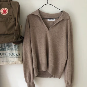 Tröja från Samsøe Samsøe, strl M - Höstlig tröja med fin krage som passar till det mesta. I gott skick bortsett från att den har lite noppor som borde gå bort med roller:)