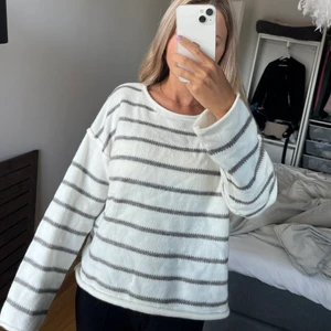 Randig tjocktröja  - Randig tröja från shein. Helt oanvänd! Lite stor för mig som har xs vanligtvis, skulle säga att den passar en s något oversized
