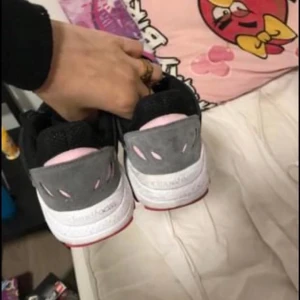 Adidas skor  - Använd 1 gång. Superfint sick. Dom är dom nya. Dom passar inte mig.   Kommer inte till användning.  Storlek 37,5   Frakt står köpare för. Endast Swish 