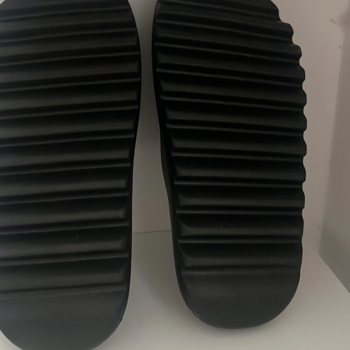 Yeezy slides onyx ds storlek us11/46eu  - 91
